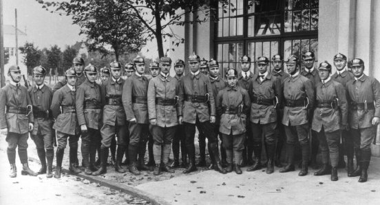 F-1-Werkfeuerwehr-1924-e1776354102843-1024x555.jpg