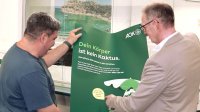 Bernd Schultz, Leiter der Hausdruckerei der AOK Baden-Württemberg (links), und Andreas Lorenzer, Product Manager bei Canon Deutschland (rechts), in der Hausdruckerei der AOK Baden-Württemberg.