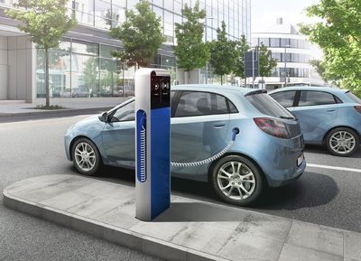 Mit der internetbasierten Diensteplattform "eMobility Solution" von Bosch können die Fahrer von Elektromobilen beispielsweise schnell eine freie Ladestation finden. Die Kabel für die Ladestationen kommen von Lapp / Bild: Bosch