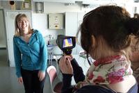 Anschauen, Anfassen und Ausprobieren – die CampusThüringenTour gibt Schülerinnen Einblicke in spannende naturwissenschaftliche und technische Studien. ©TU Ilmenau/Thüko 