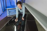  Im Bild die Wissenschaftliche Mitarbeiterin am Aerodynamischen Institut der RWTH Aachen Dipl.-Ing. Dorothee Plege, wie sie - in der linken Hand den Aktuator - mit der anderen Hand gerade eine Hitzdrahtsonde zur Vermessung der Strömungsgeschwindigkeit in die Platte einbaut. Foto: Peter Winandy