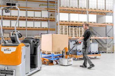 Flexibel einsetzbar: Der TrolleyMover 4W 15 vereinfacht sowohl das Be- und Entladen eines Routenzugs mit Trolleys als auch den Transport von Langgut quer zur Fahrtrichtung (Foto: STILL GmbH)