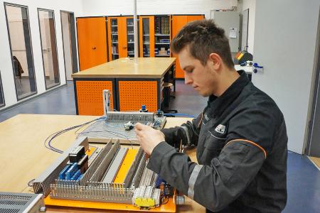 Im ersten Lehrjahr zum Mechatroniker gehört das verdrahten von Einzelkomponenten zu komplexen elektrischen Schaltungen zum Lehrplan, wie hier zu sehen bei Lennart F. / Foto: STILL GmbH