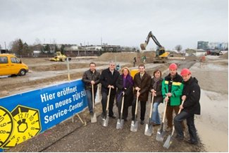 Beim ersten Spatenstich für den Neubau von TÜV SÜD Auto Service in Garching war ein ganzes Team im Einsatz (von links): Architekt Horst Wölfel; Hans Peter Neppel (TÜV SÜD); Garchings Bürgermeisterin Hannelore Gabor; Walter Müller und Gunnar Heidt (beide TÜV SÜD); Karl Huber und Günther Stieglmayr (beide Baufirma Dobler)