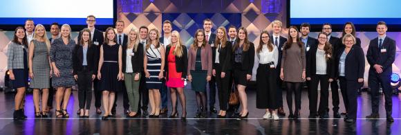 Die Preisträger des BVL Thesis Award 2018 bei der Gala der Deutschen Logistik-Kongresses in Berlin (Foto: BVL/Bublitz)