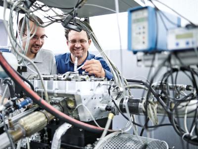 Arbeitssituation am Reibleistungsprüfstand friction test bench