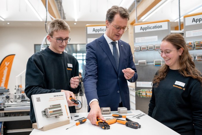 Ministerpräsident Hendrik Wüst in der Weidmüller Akademie.jpg