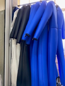 PM 07_26 Bild 3 Auswahl Skisprunganzüge bunt.jpg