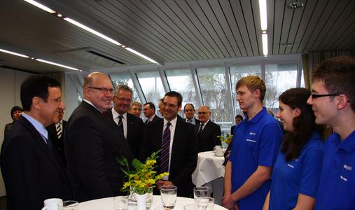 Bundesumweltminister Peter Altmaier im Gespräch mit den ebm-papst Energiescouts (v.l.n.r.: MdL Professor Dr. Wolfgang Reinhart, Umweltminister Peter Altmaier, MdB Alois Gerig, ebm-papst Pressesprecher Hauke Hannig, ebm-papst Energiescouts Robin Hannemann, Jessica Käser, Philipp Jany)