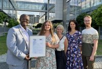 Die WITec Paper Award Gold Gewinnerinnen und Gewinner (zweite von links nach rechts), Ewa Stanek, Agnieszka Kaczor, Marta Pacia und Krzysztof Czamara vom Jagiellonian Centre for Experimental Therapeutics und der Faculty of Chemistry an der Jagiellonian University (Kraków, Polen), erhalten ihre Urkunde von Maxime Tchaya (links), WITec Directeur France and Manager Poland.