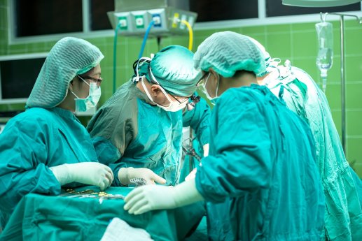 clinic-surgery-1822458_1920.jpg
