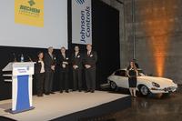 Begehrte Auszeichnung für maßgeschneiderte Lösungen im Premiumsegment Foto: Johnson Controls James G. Bos, Vice President Purchasing Interiors, Gunnar Büchter, Director Purchasing Automotive Interiors, Falk Busse, BECHEM Key Account Manager, Jochen Heier, Vice President and General Manager Interiors Europe + Africa, Houda Mounib, Manager Purchasing Commodity (v. r.)