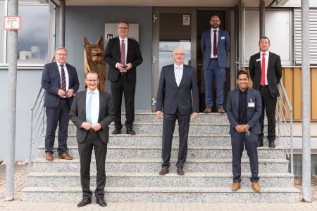 v.l. Jürgen Pfab (Geschäftsführer Richard Wolf), Gunther Krichbaum (CDU-Bundestagsabgeordneter), Jürgen Steinbeck (Geschäftsführer Richard Wolf), Volker Maute (Bereichsleiter Vertrieb, Service & Marketing Richard Wolf), Christian Obermeier (Abteilungsleiter Globales Marketing Richard Wolf), Dr. Thushira Weerawarna (Chefarzt der Klinik für Pneumologie, Beatmungs- und Schlafmedizin Siloah St. Trudpert Klinikum Pforzheim), Benjamin Seidenspinner (Gruppenleiter Marketing Management Richard Wolf)