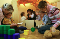 Im Kreis der Erzieherinnen (von links) Kerstin Joseph, Lena Roth und Andrea Grundmann fühlen sich die Kleinen in der DAW-Kinderkrippe 