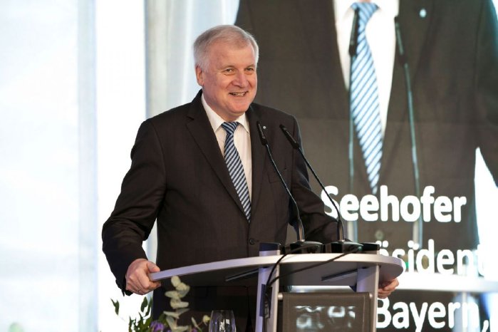 Festredner_Horst-Seehofer_OHB-Eroeffnung-Oberpfaffenhofen-2016-04-18_low.jpg