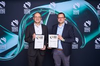 v.l.n.r. Dr. Joachim Franz Kastner, Program Manager, und Stefan Oermann, Vice President Global Market Management nehmen den Preis in Berlin entgegen