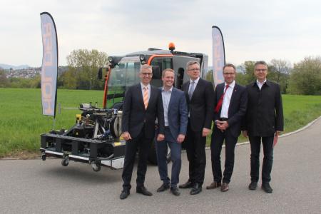 Bei der offiziellen Bekanntgabe des Firmenumzugs v.l.n.r: Herr Andreas Vorig (Vorsitzender der Geschäftsführung Max Holder GmbH), Herr Christian Mayer (technischer Geschäftsführer Max Holder GmbH), Herr Alexander Kreher (Finanz- und Wirtschaftsbürgermeister Stadt Reutlingen), Herr Bernd Haug (Bürgermeister Kirchentellinsfurt), Herr Berthold Negwer (kommissarischer Amtsleiter Amt für Wirtschaft und Immobilien Stadt Reutlingen)
