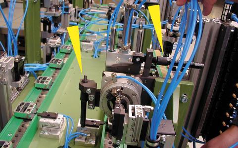 Kein Paradox: Kleinstoßdämpfer von ACE sorgen durch optimierte Verzögerung in den Endlagen für beschleunigte Transportbewegungen in der Elektronikindustrie / Bildnachweis: ACE Stoßdämpfer GmbH