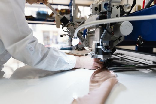 Moderne-Nähmaschine-Nachhaltige-Workwear.jpg
