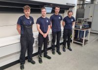 Bild: Investition in die Fachkräfte von morgen: Vier angehende Zerspanungsmechaniker (m/w/d) starten 2026 ihre Ausbildung bei AWA