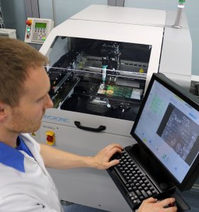 Mit dem zusätzlichen zweiten druckt sich’s besser: Fertigungsleiter
Rico Landmann sieht mit der Integration des zweiten Druckkopfes bei der
MY700 eine deutliche Prozessverbesserung – mit kleineren Dots bis 200
μm und großen Masseflächen in einem Arbeitsgang / Foto: IMA-Institut