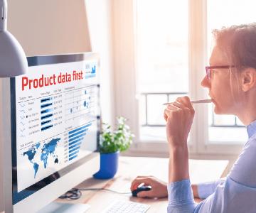 Eine Frau die am Schreibtisch sitzt und sich als erstes den aktuellen Status ihrer Produktdaten anschaut.