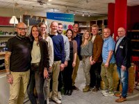Gruppenbild der City Dinner Tour: Oberbürgermeister Sebastian Frei, Wirtschaftsför-derer Rainer Hassert und Jonas Kraiß von der IHK gemeinsam mit den teilnehmenden Unternehmerinnen und Unternehmern