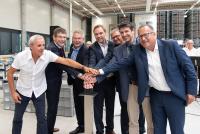 Hand drauf für das Zentrallager (v.r.n.l.): Karl-Heinz Rüth, Kreuzwertheims Bürgermeister Klaus Thoma, Ersa Gesamtvertriebsleiter Rainer Krauss, Logistik-Geschäftsführer Matthias Hofmann, Kurtz Ersa CEO Rainer Kurtz, MSP-Landrat Thomas Schiebel und Konzernbetriebsratsvorsitzender Joachim Kraft. Bild: Daniel Hartel, Kurtz Holding
