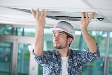 Mit der Conrad Sourcing Platform finden professionelle Anwenderinnen alles was sie benötigen, um Innen- und Außenbereiche optimal auszustatten / Bild: auremar-stock.adobe.com