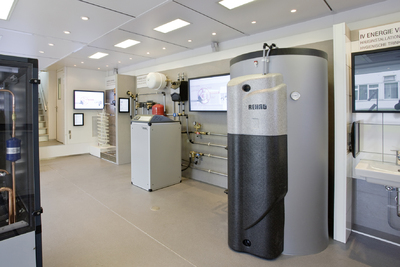 Auf einer Ausstellungsfläche von über 50 Quadratmetern kann im REHAU Truck das Energiekomfort-System live erlebt werden
