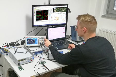 Im Labor für hardwarenahe Digitalisierung an der Technischen Hochschule Deggendorf (THD), das Elec-Con gemeinsam mit Prof. Bösnecker betreibt, wird ebenfalls mit KiCAD gearbeitet. © Elec-Con