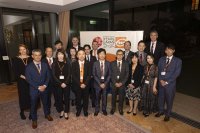 Gebrüder Weiss feiert sein 25-jähriges Jubiläum in Japan: Stefan Aebi (Landesleiter Gebrüder Weiss Japan, 2. v. links hinten) mit seinem Team, Michael Zankel (Regionalleiter Ostasien / Ozeanien, 3. v. links hinten) und Lothar Thoma (Geschäftsführer Luft- und Seefracht, 1. v. rechts hinten). (Quelle: Gebrüder Weiss / Stanislav Kogiku)