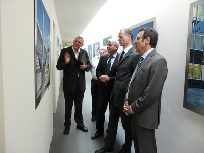 Bernhard J. Lattner präsentiert seine Fotoausstellung vor Minister Reinhart, dem baden-württembergischen CDU-Generalsekretär Thomas Strobl, Unternehmer Gerhard Schubert und WHF-Chef Steffen Schoch