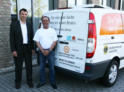 Andreas Niegsch, Geschäftsführer von Bridgestone Deutschland, und Bernd Grübel, hauptamtlicher Fahrer der Bad Homburger Tafel