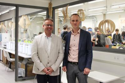 An der Hochschule Aalen wurde jetzt das neue Labor für Digitalisierung und Realisierung eröffnet. Prof. Dr. Thomas Weidner (l) mit Prof. Martin Pietzsch bei der Eröffnung des neuen Labors für Digitalisierung und Realisierung an der Hochschule Aalen. Foto: © Hochschule Aalen | Janine Soika