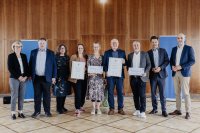 Ausgezeichnet mit dem Förderpreis für Inklusion in der Wirtschaft: Sylvia Thiel (v.l.), Beauftragte für Menschen mit Behinderung der Region, der städtische Beauftragte für Menschen mit Behinderung, Andreas Mangelsdorf, Anja Ritschel, Wirtschafts-und Umweltdezernentin der Landeshauptstadt Hannover, Regionspräsident Steffen Krach (2.v.r.) und Hannovers Oberbürgermeister, Belit Onay (Foto rechts), gratulieren den Preisträger*innen