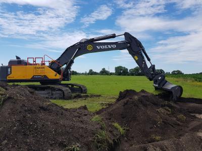 Rädlinger Grabenräumlöffel an Baumaschine der Firma Gran