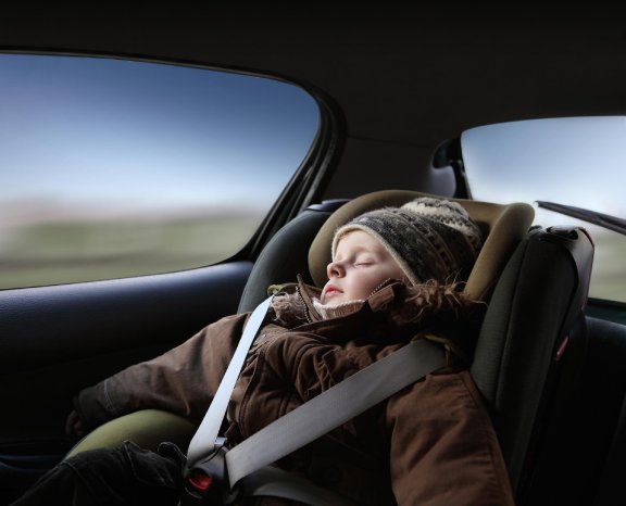 Child in car interior_fresh air due to Low-Emission.jpg