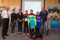 Im Rahmen der Meister-Ehrung der abgelaufenen Saison 2013/14 in Rostock überreichten LFV-Präsident Joachim Masuch (li.) sowie Dr. Diana Kuhrau und Isabel Fröhlich von der WEMAG den Vereinsvertretern einen kompletten Trikotsatz und einen Lederfußball, Foto: WEMAG/Rudolph-Kramer