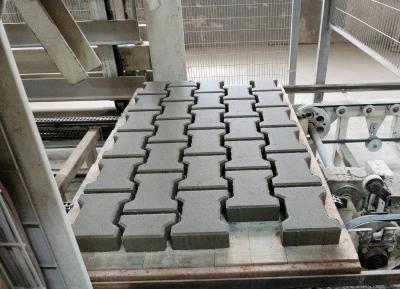 Das neue Zusatzmittel Murasan Hydrotech 802 der MC-Bauchemie eignet sich für die Herstellung von Betonwaren aus erdfeuchtem Beton. Es erhöht die Robustheit des Betons gegenüber Wasserschwankungen und sorgt für eine ausgezeichnete Grünstandfestigkeit auch bei erhöhten Wassergehalten. Dies führt zu einer schnelleren Produktionsgeschwindigkeit und unter gewissen Voraussetzungen zu einem verbesserten Hydratationsgrad des Zements und damit auch zu höheren Druckfestigkeiten.