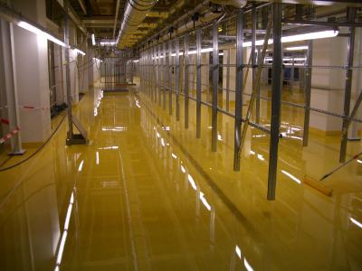 Glänzender Schutz: Wo Mikroprozessoren produziert und gelagert werden, müssen Böden Reinraumqualität aufweisen. Staubfreiheit und Unbefleckbarkeit sind dort ein absolutes Muss. EPOWIT Bautechnik ist dafür bekannt, auch extrem hohen Qualitätsanforderungen in der Praxis sicher zu entsprechen. Foto: EPOWIT Bautechnik GmbH, Eichenzell (www.epowit.com)