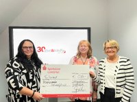 Spendenübergabe v.li. Julia Volpert, abel&käufl, Hospizverein Schweinfurt Koordinatorin Jutta Dummert und 2. Vorsitzende Susanne Ritzmann