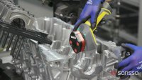 Intelligente Werkerassistenz von Sarissa bei der Motorfertigung