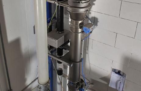 Passgenau ist der Metall-Separator GF 4000 im Müllereibetrieb in die pneumatische Förderleitung integriert. Untersucht werden verschiedene Weizenmehle. (Foto: Sesotec GmbH)