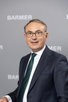 2026-02-26_Portrait Prof. Straub.jpg
