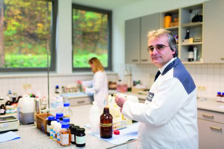 Chemiker Jens Möller in der Abteilung Forschung und Entwicklung der bluechemGROUP