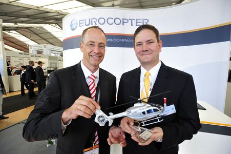 Rob Hamilton, Senior Vice President of Business Development at Med-Trans and Wolfgang Schoder, Executive Vice President Programs at Eurocopter (© Copyright Eurocopter, Markus Schlas)