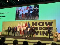 Die Vertreter der drei ausgezeichneten Projekte in der Kategorie „Konzepte/Prototypen“ bei der Preisverleihung des Euregio-Innovationspreises 2026 auf der Hauptbühne in Alpbach.