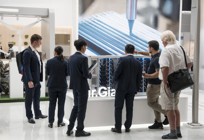 messefotograf-besuchergruppe-an-messestand-muenchen.jpg