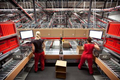 Am Packplatz wird die Ware in der exakten Sequenz in die Versandeinheiten gepackt